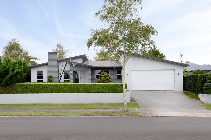 6 Barrington Drive, Huntington, Hamilton - Carousel 1