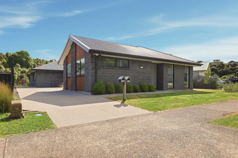 72 Pakanga Grove, Pyes Pa, Tauranga - Carousel 1