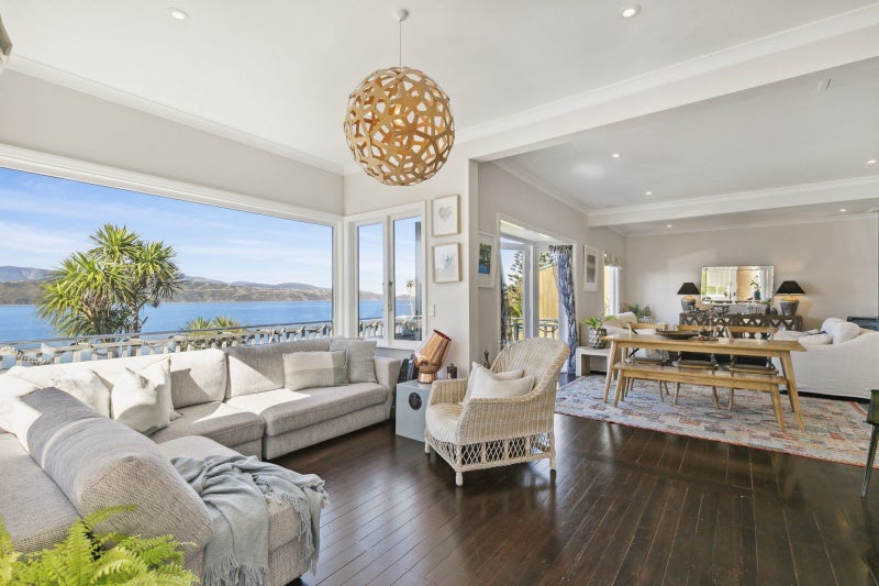 8 Nakora Road, Karaka Bays, Wellington - Carousel 1