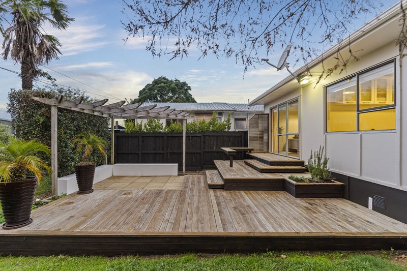 2/8 Drome View Place, Beach Haven, Auckland - Carousel 1