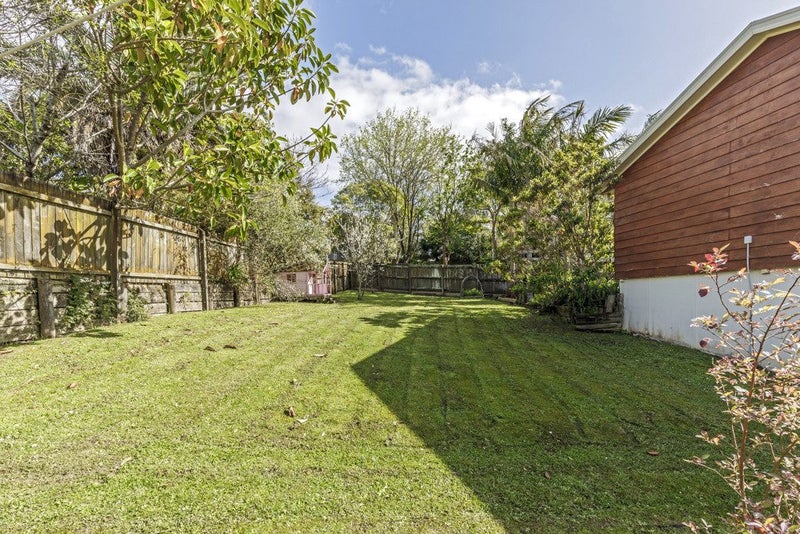 8 Thalia Place, Totara Vale, Auckland - Carousel 1