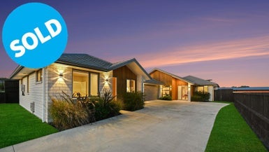 8 Miharo Crescent, Flagstaff, Hamilton - Carousel 1