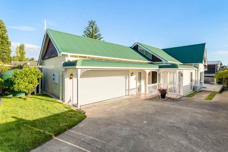 33B View Road, Henderson, Auckland - Carousel 1