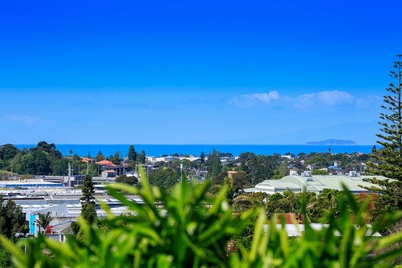 2/21 Beatrice Avenue, Hillcrest, Auckland - Carousel 2