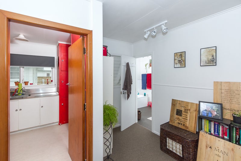 37 Collins Road, Melville, Hamilton - Carousel 2