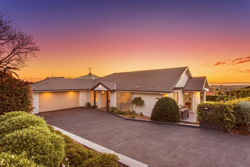 2 Somerton Rise, Westmorland, Christchurch - Carousel 1