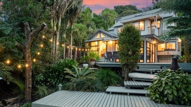 10 Raroa Terrace, Waiatarua, Auckland - Carousel 1