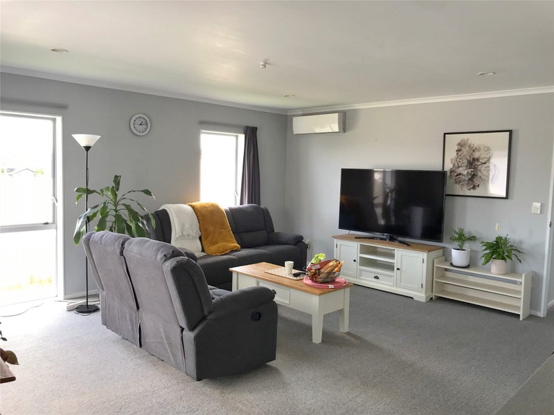 26 Pointon Glade, Grandview Heights, Hamilton - Carousel 2