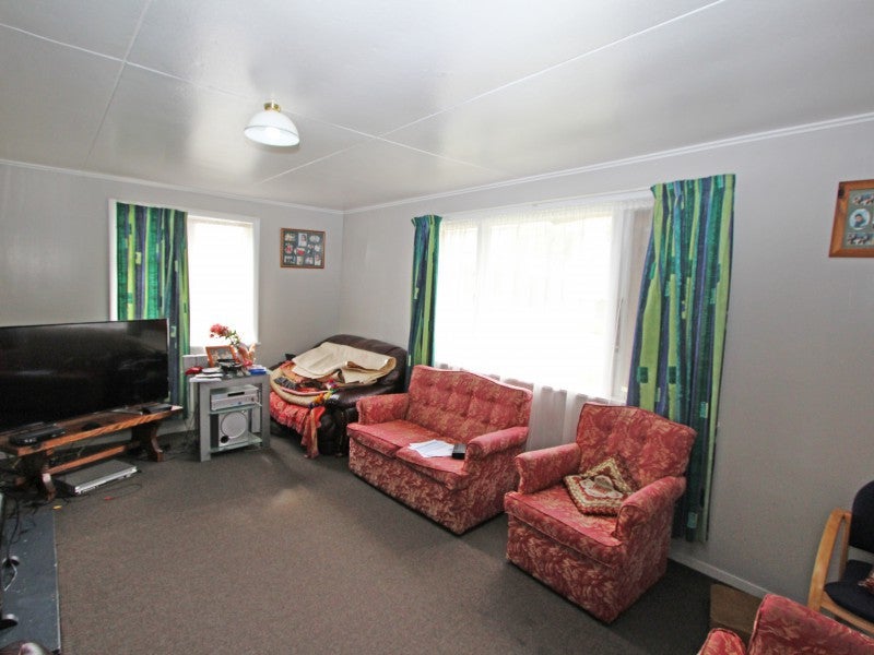 12 Durham Street, Cannons Creek, Porirua - Carousel 2