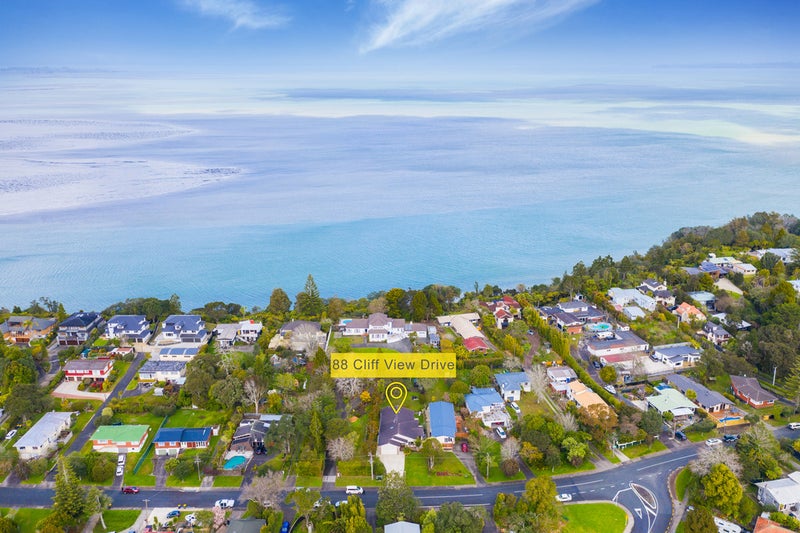 88 Cliff View Drive, Green Bay, Auckland - Carousel 2