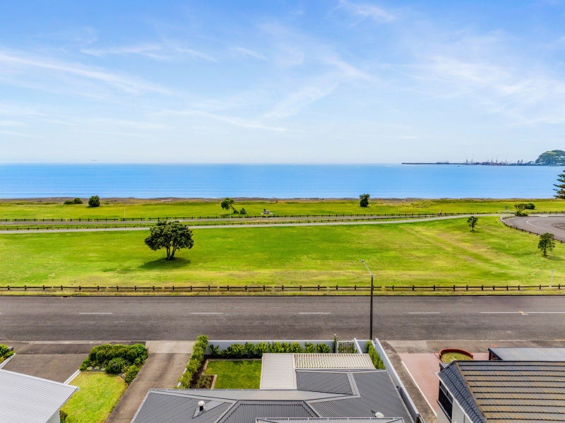3 The Esplanade, Westshore, Napier - Carousel 21