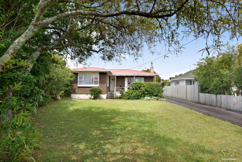 7 Royal View Road, Te Atatu South, Auckland - Carousel 1