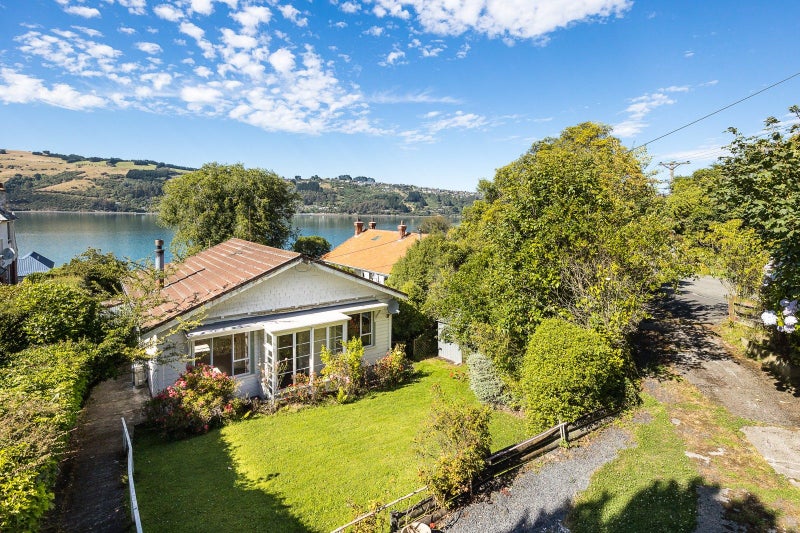 16 Adderley Terrace, Ravensbourne, Dunedin - Carousel 1