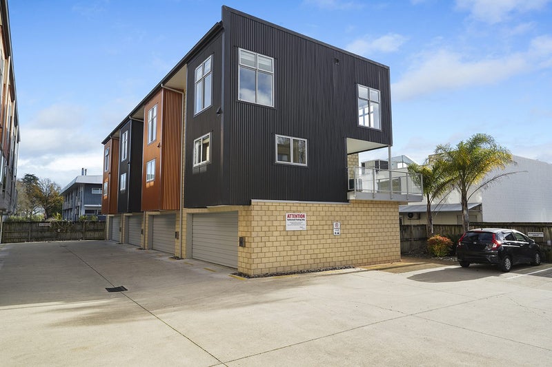 2/9 Vialou Street, Hamilton Central, Hamilton - Carousel 2
