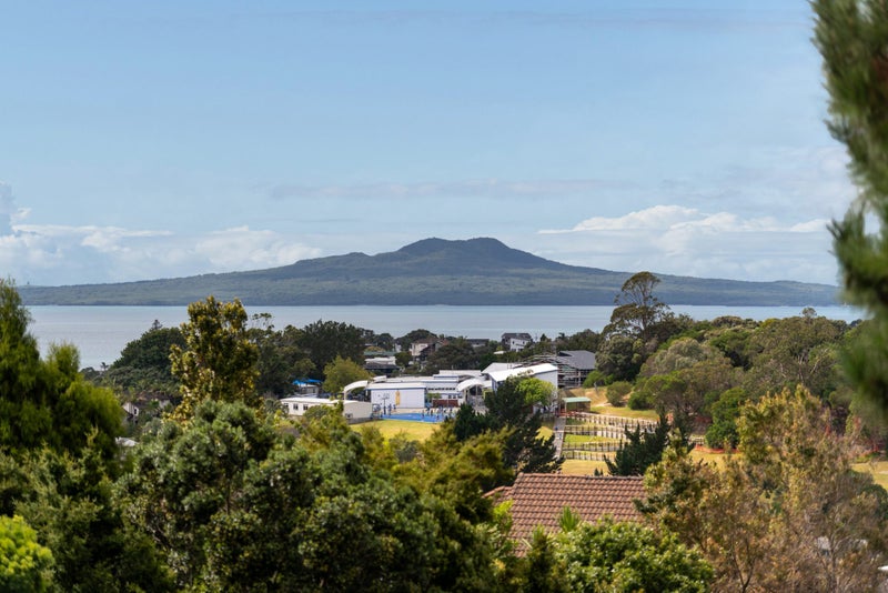 8 Shearwater Rise, Rothesay Bay, Auckland - Carousel 2