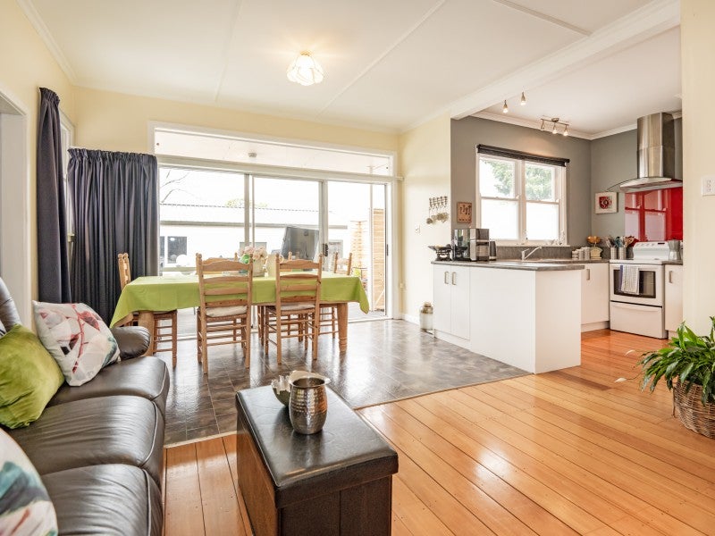 102 Charlotte Crescent, Mayfair, Hastings - Carousel 2