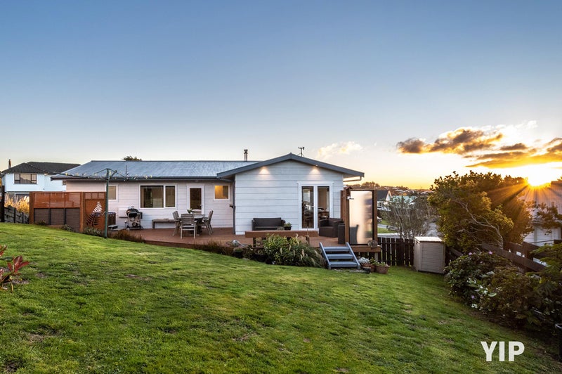 26 Colchester Crescent, Newlands, Wellington - Carousel 1
