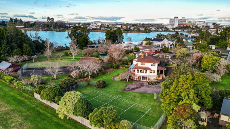 148 Lake Crescent, Hamilton Lake, Hamilton - Carousel 1