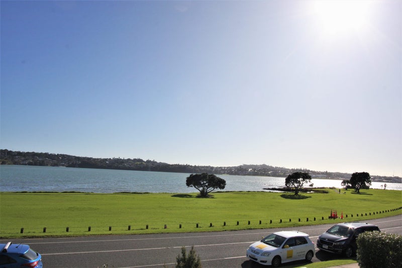 74 Kiwi Esplanade, Mangere Bridge, Auckland - Carousel 1
