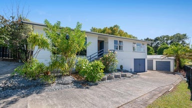 39 Totaravale Drive, Totara Vale, Auckland - Carousel 1