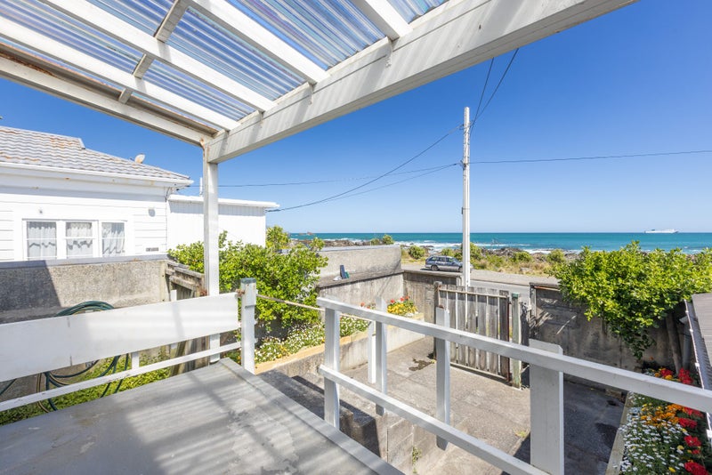 392 The Esplanade, Island Bay, Wellington - Carousel 1