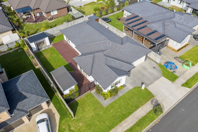 4 Iwinuku Crescent, Wattle Downs, Auckland - Carousel 2