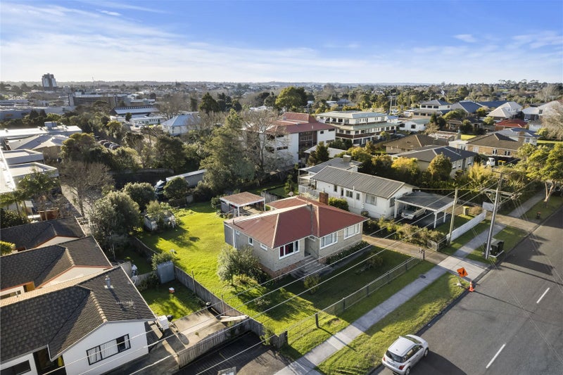 13 Newington Road, Henderson, Auckland - Carousel 13