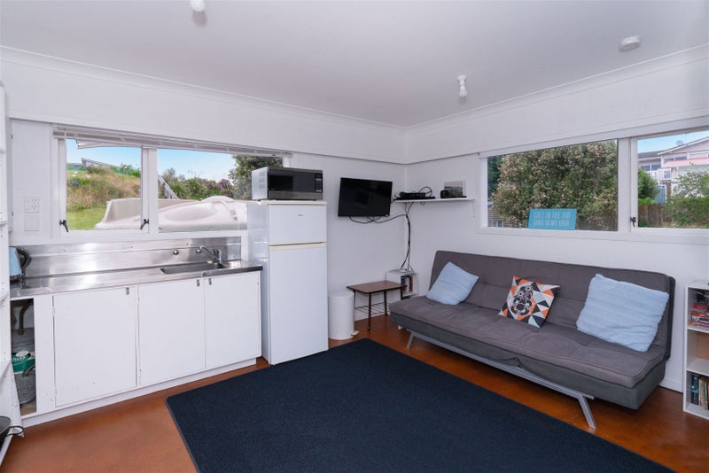 82 Kahukura Avenue, Waitārere Beach, Levin - Carousel 1