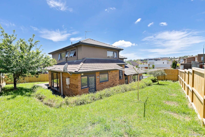 77 Medallion Drive, Oteha, Auckland - Carousel 2