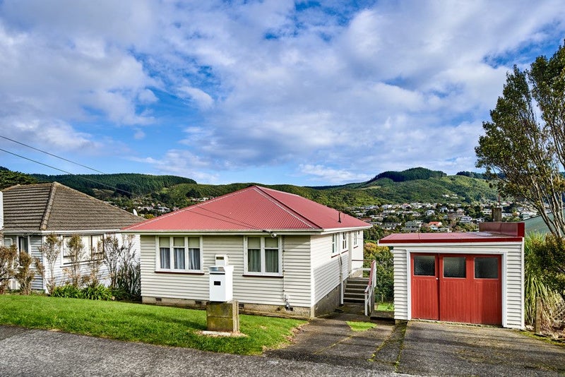 22 Taylor Terrace, Tawa, Wellington - Carousel 2