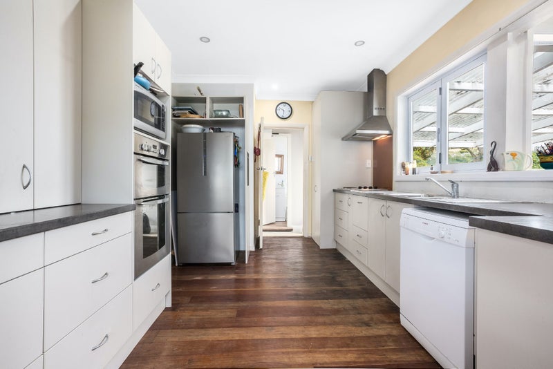 16 Raroa Terrace, Tawa, Wellington - Carousel 2