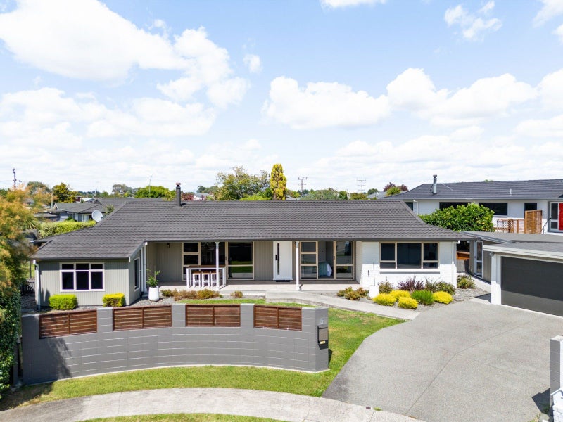 9 Grassy Downs Place, St Andrews, Hamilton - Carousel 1