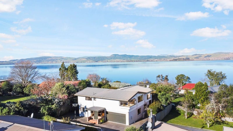13A Grand Vue Road, Kawaha Point, Rotorua - Carousel 1