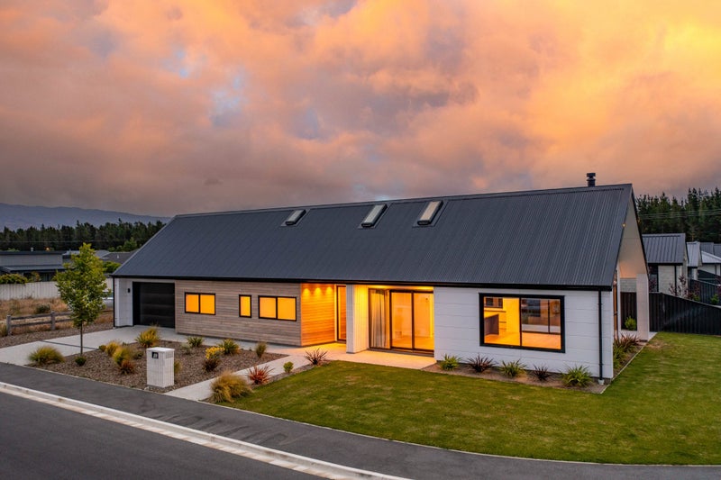 38 Henderson Drive, Alexandra, Alexandra - Carousel 1