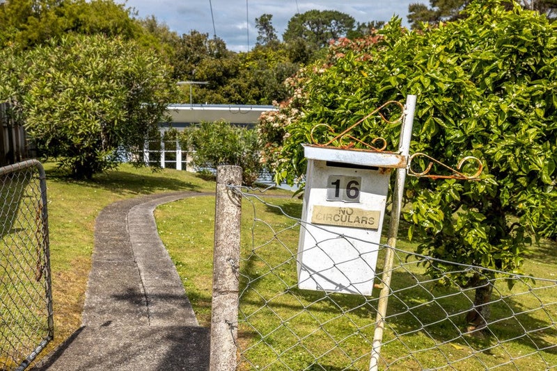 16 Goodwin Avenue, Oneroa, Waiheke Island - Carousel 2