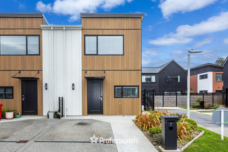 7 Reakes Crescent, Wallaceville, Upper Hutt - Carousel 2