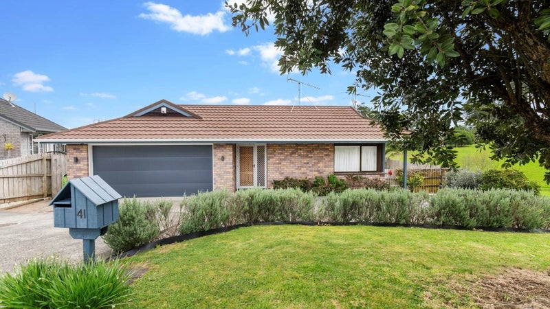 41 Pinewood Grove, Botany Downs, Auckland - Carousel 1