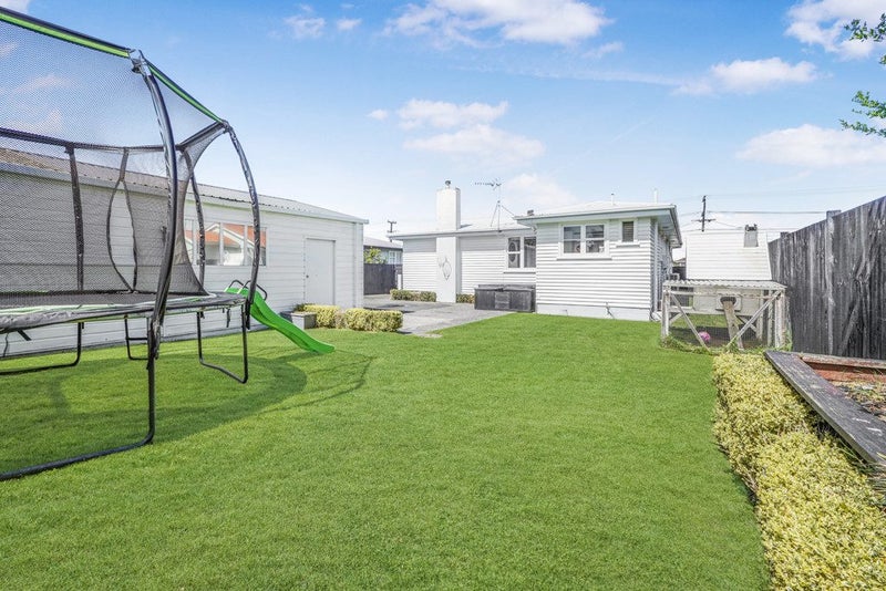 36 Yvonne Street, Melville, Hamilton - Carousel 12