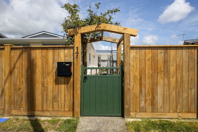 17 Longview Drive, Merrilands, New Plymouth - Carousel 2