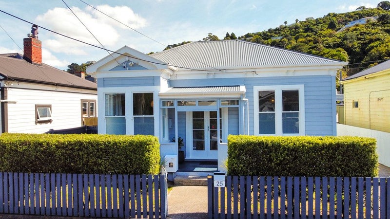 25 Riddlers Crescent, Petone, Lower Hutt - Carousel 1