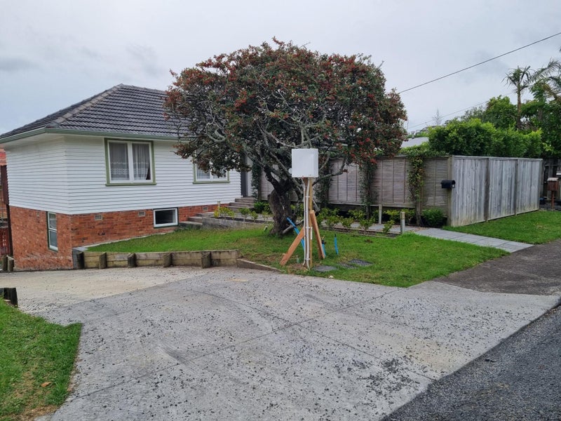 65 Selwyn Crescent, Forrest Hill, Auckland - Carousel 1