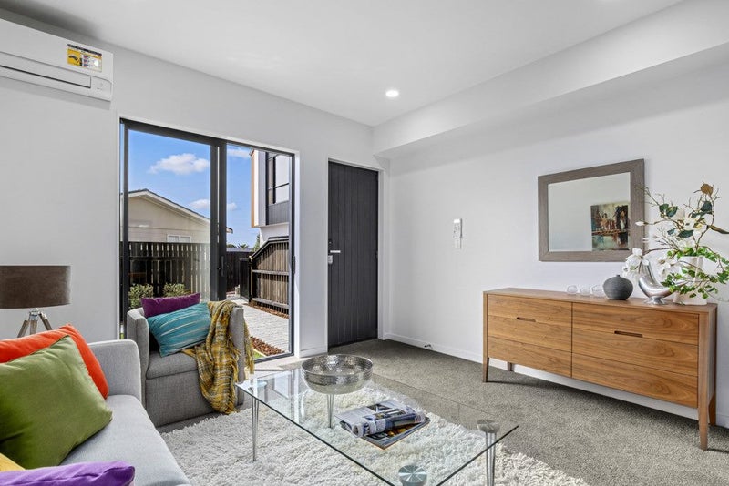 6/4 Glenhaven Place, Te Atatu Peninsula, Auckland - Carousel 2