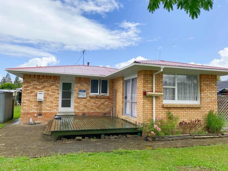 28 Regent Street, Silverdale, Hamilton - Carousel 1