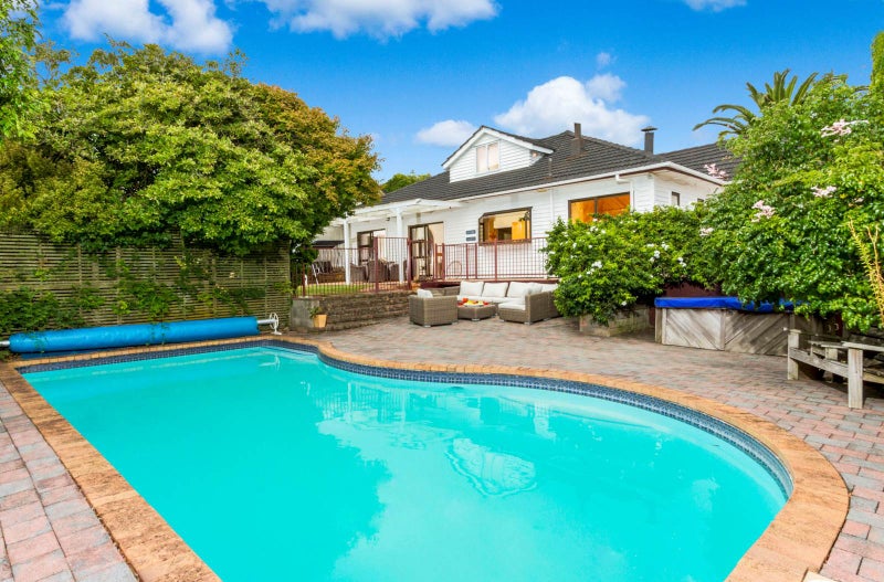 10 Louvain Place, Greenhithe, Auckland - Carousel 1