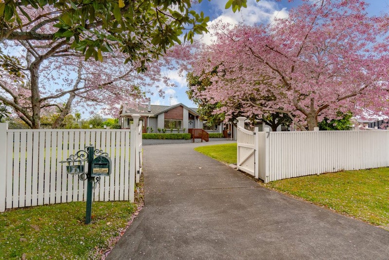 7 Sunny Crescent, Huapai, Kumeu - Carousel 1