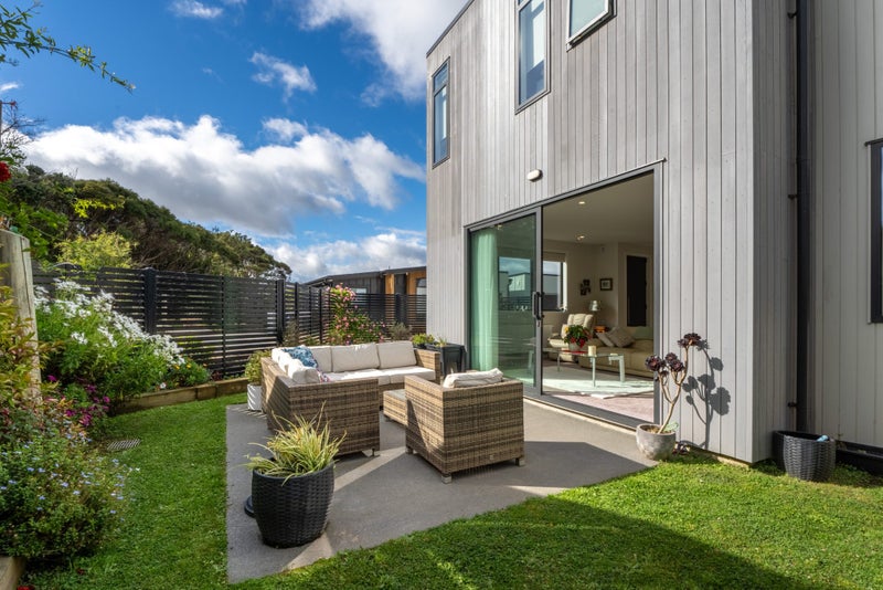 2 Skysail Lane, Whitby, Porirua - Carousel 1