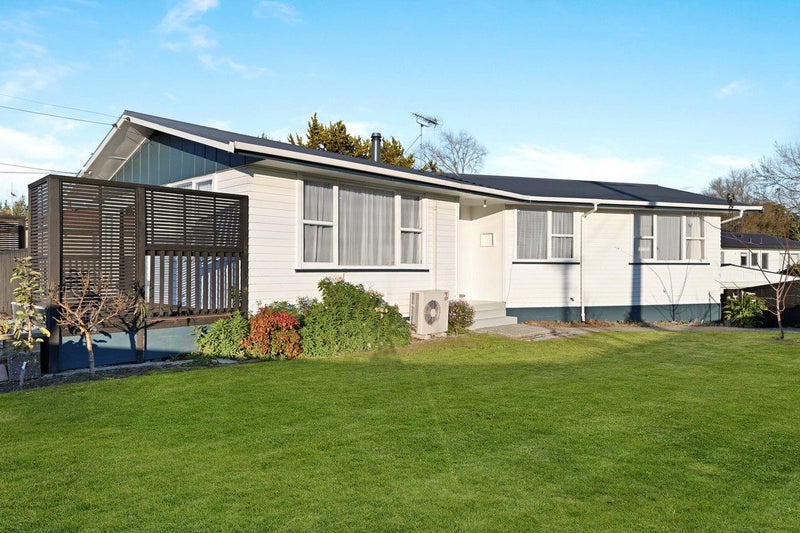 2 Mabian Crescent, Deanwell, Hamilton - Carousel 1