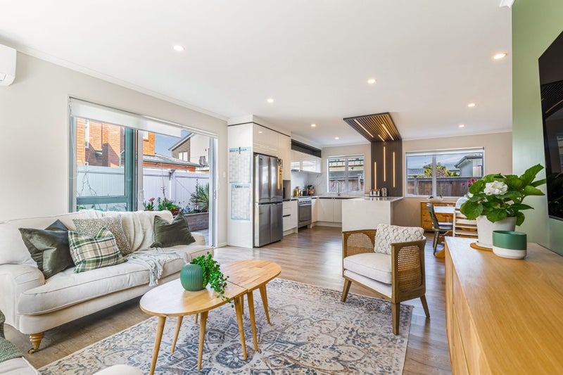 5 Dawnhaven Drive, Te Atatu Peninsula, Auckland - Carousel 2