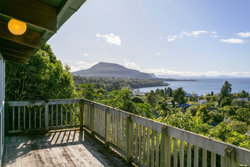 20 Hauraki Terrace, Pukawa Bay, Tūrangi - Carousel 1