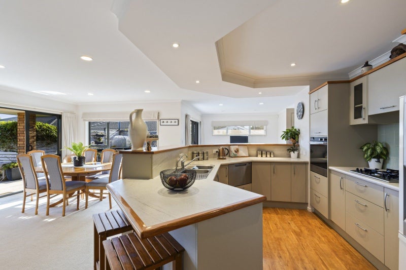 6 Royal Heights, Glen Avon, New Plymouth - Carousel 2